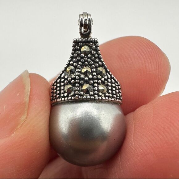 Sterling silver marked, pearl and marcasite “huggie” earrings! - Picture 7 of 9